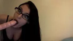 Abspielen Heiße Cammissy mit Brille lutscht einen Dildo bit.do/d5cv2