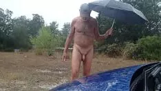 Riproduci Mostra sotto la pioggia implacabile con i mammillas clinch