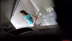 Jouer Jupe asiatique enregistrée par le sort de voyeur qui prend une douche