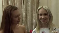 Oynat sarışın ve esmer ergenler içinde eski gençlik üçlü fucked tarafından grandad sashay