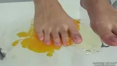 Jouer Nourriture solide aux pieds nus missy squash un œuf cru
