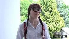 播放 超瘦的青少年让她散开小猫和适度的孔砰砰声