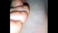 Reproduzir S. pés gozando nos dedos dos pés e depois