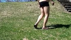Oynat Yaşlı çocuk nefesli çalgıyı durdurur ve ava zulaya gider.