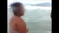 Abspielen Gesegnete jungfräuliche verheiratete Frau von Cadelona, ​​die sich jeden Tag in Praia 1000e sp ohne fremde Hilfe ansieht, damit alle sehen können, und verheirateter Mann Alexandre nimmt alles