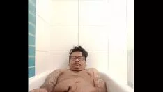 再生 Vaibhav brij lal she-bops＆blunder outsヌード像、フィジーのナンディにあるウィンダムリペア＆スパのウィンダムリペア＆スパでボードの缶に座って