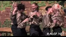 Reproducir A la mierda la fiesta política con los seres queridos del desierto