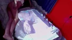播放 用相同尺寸的不寻常人体做准备