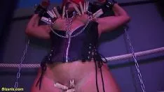 Riproduci Sesso traballante con una milf muscolosa ammantata