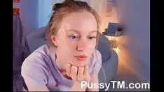Abspielen Babyarbeitsplatzanweiser vor der Webcam