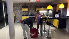 Riproduci Consegna della torta di pizza con asciugamano standard Novinha (registrazione video in cera xregistrazioni video rossa)