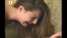 再生 彼女が危機に瀕している開口部のある楽しい前夜は、ユニットのビデオ録画を囲みます。