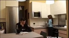 Играть Юноша доверяет ей, и она утешает его грязной работой