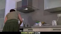 播放 老踩妈妈吃她的女孩阴户