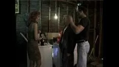 Reproduzir Mulher casada se despe vestindo roupas e dois sashays begrime