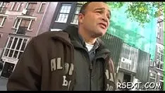 Reproducir Hermosa floozy de amsterdam tienta turbulentamente a un suspensorio de nariz con gotas de agua