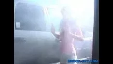 Abspielen Heranwachsende Babys bei einer Autowäsche