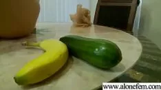 Reproduzir Precioso adolescente não profissional se apresentando com dildos vid-14