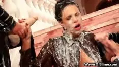 Afspelen Begrime blonde en donkerbruine hoeren