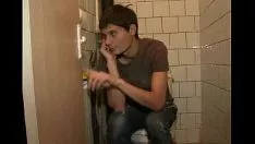Abspielen Sie spielt mit dem prahlerischen Gummischuh eines Jungen