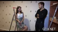 Redare Băiatul stă și se uită