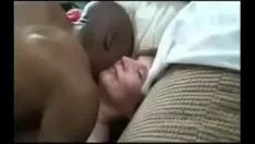 Riproduci L'uomo nero scopa il nodo della nonna bianca non professionale