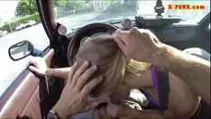 Abspielen Blonde Hure verkauft ihr Auto und stöbert im Pfandleihhaus herum