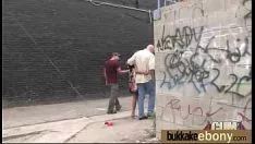 تشغيل الجنس bukkake العنصري مع علامة النجمة الإباحية السوداء 18
