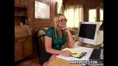 Reproduzir Milf loira em fetiche de poder quente