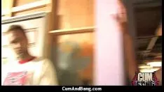 Reproducir árbol de ébano follada por un tipo de gamuzas blancas en gang upspang 7