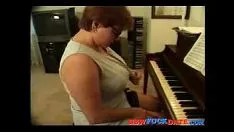 Играть Неряшливую толстую женщину отшлепали