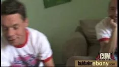 Reproducir Chica del árbol de ébano se somete a una gran cantidad de semen en su frente 9