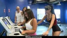 Jouer Un adolescent rapide baise un homme devant la caméra de télévision pour de l'argent en 6