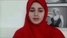 Odtwórz Arabska nastolatka chodzi nagim posągiem