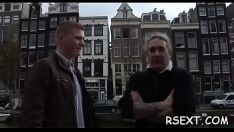播放 热淫与身材矮小得到奠定burbles被削减kitty-cat性交严重