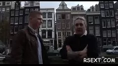 播放 热淫与身材矮小得到奠定burbles被削减kitty-cat性交严重