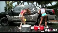 Jouer Le lavage de voiture au café élimine l'argent sale