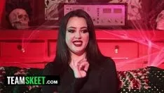 Redare Vrei să petreci Halloween-ul cu Whitney Wright în casa ei înfiorătoare? Comenteaza mai jos! - teamskeet