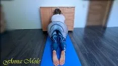 Afspelen Yogalessen, schoonheid met een grote sappige kont in spandex legging doet yoga op de mat terwijl ze haar kutje streelt