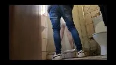 Oynat Üvey kız kardeşim üvey annemle oynuyor, duşta yapay penis görüyorum, neredeyse onu beceriyorum