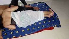 Reproducir Tía madrastra comparte la cama conmigo cuando su marido no tiene ganas de sexo