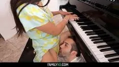 Jouer Beau-père pervers baise sa belle-fille scarlett alexis pour la détendre avant ses cours de piano