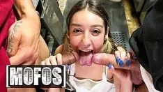 Riproduci La troia gemme viola prende il cazzo di ogni uomo in bocca prima di essere ricoperta dal loro sperma