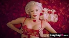 Oynat Minyon tüm doğal sarışın elsa jean süslü kırmızı iç çamaşırını çıkarıyor