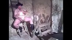 Reproducir El vaquero kspigbear, cachondo y sucio, juega con cera de vela caliente y se masturba