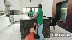Putar Dicubit oleh ayam ayah tiri di st.patty's- mira monroe, ryan keely