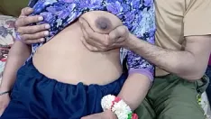 Odtwórz Indyjska przyrodnia siostra jęknęła z przyjemności, gdy jej piersi były ściskane, a cipka ostro ruchana przez przyrodniego brata