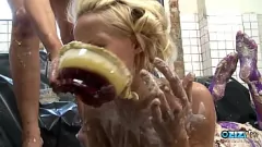 Reproduzir Orgia de luta alimentar: MILFs bagunçadas em meias e lingerie