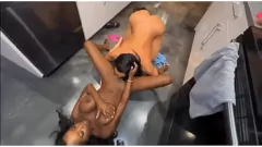 Putar Kejar-kejaran Dapur Beruap Naomi Foxxx dan Pacar Tatiana: Lesbian, Antar Ras, Permainan Mainan, dan Muncrat!