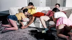 Reproducir Intercambio de hermanastras en el negocio del entretenimiento: un cuarteto tabú con Gracie Gates, Scarlett Alexis, Jayden Marcos y Zane Walker